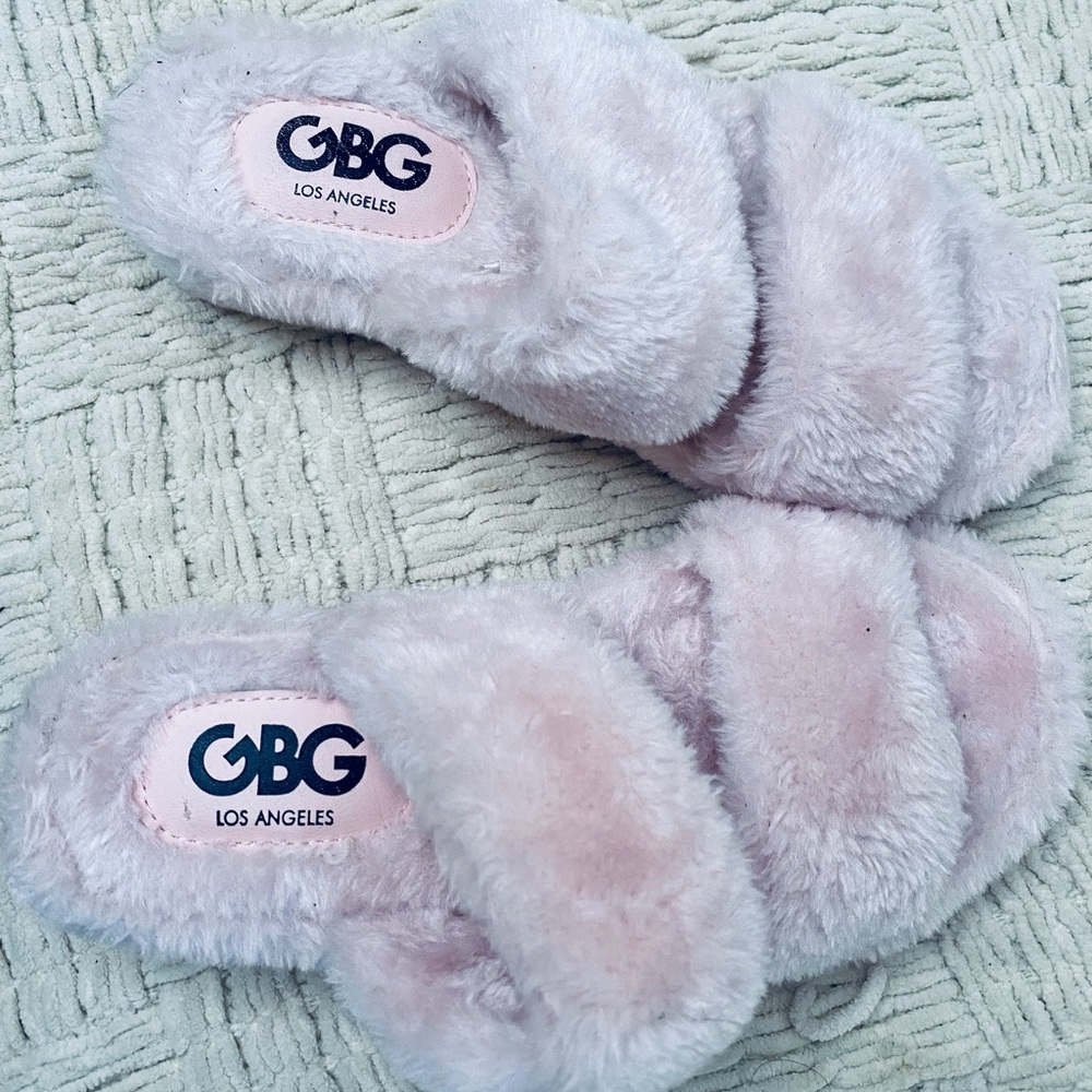 Baby pink Guess slides